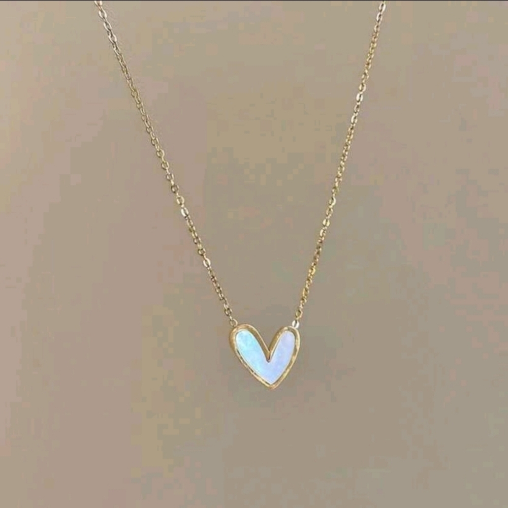 Minimalist Gold Heart‎ Pendant Necklace.